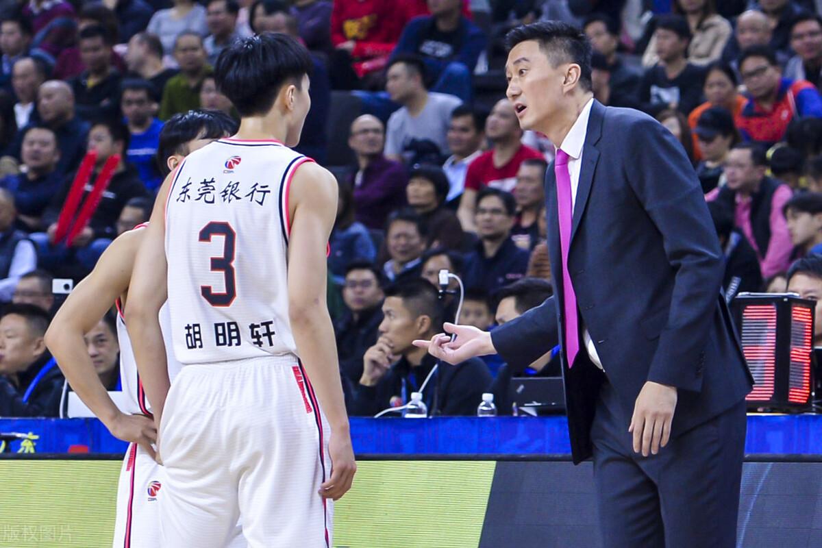 CBA三消息：胡明轩妈妈发声，杜锋回应选人争议，姚明助力国家队