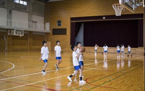 儿童学习篮球什么年龄最好（关于孩童学篮球的知识）