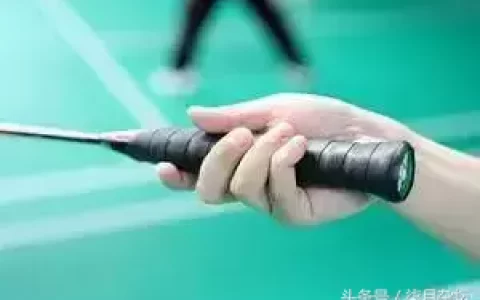 羽毛球小白如何正确入门(零基础羽毛球初学者手法技巧)
