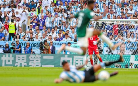 2-1！超级大爆冷！沙特逆转阿根廷！5分钟进2球，梅西单骑难救主