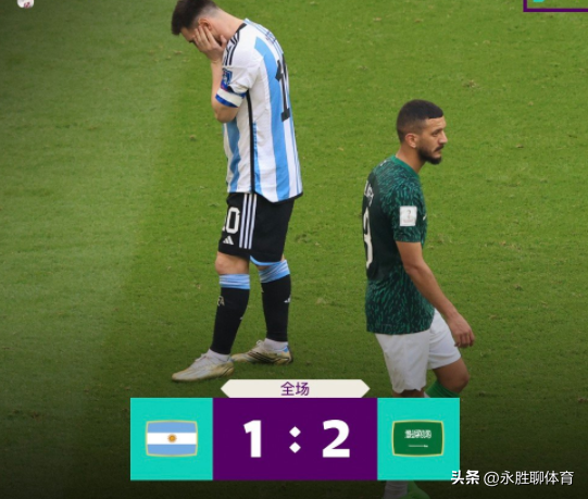 0-0！乌拉圭帅教练被球砸脸，韩国网友花痴：被暗杀的样子也很帅