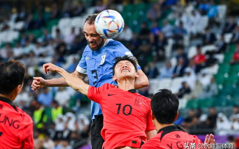 0-0！乌拉圭帅教练被球砸脸，韩国网友花痴：被暗杀的样子也很帅