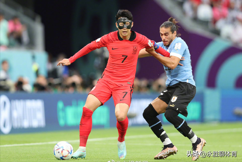 0-0！乌拉圭帅教练被球砸脸，韩国网友花痴：被暗杀的样子也很帅