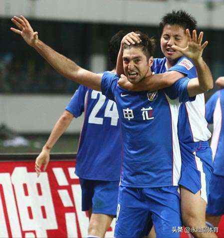 0-0！乌拉圭帅教练被球砸脸，韩国网友花痴：被暗杀的样子也很帅