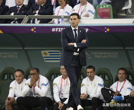0-0！乌拉圭帅教练被球砸脸，韩国网友花痴：被暗杀的样子也很帅