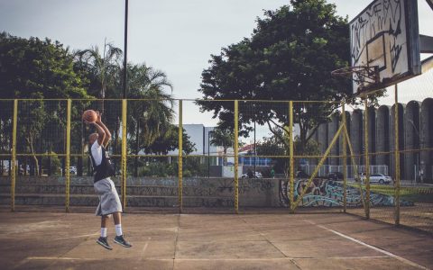 篮球初学者多久才能打好（篮球入门，打篮球学会这几招，让你在球场上游刃有余）