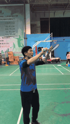 桑尼教练教你反手高远球的挥拍动作