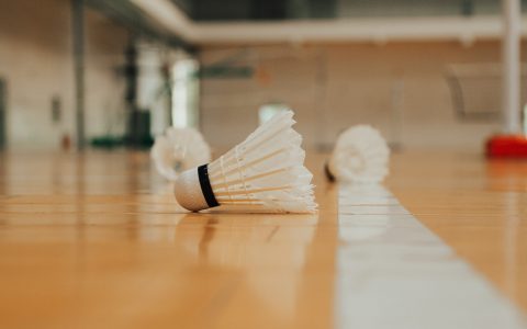 羽毛球入门需要准备什么