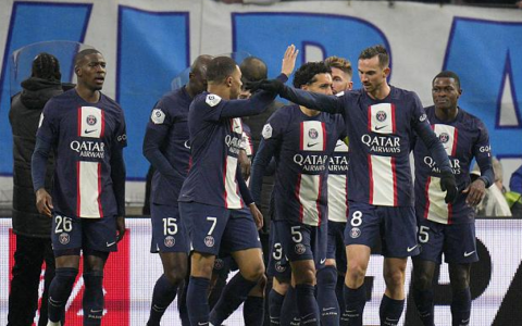 一夜综述（大巴黎3-0，梅西1射2传，米兰2-0，巴萨0-1，曼联夺冠）