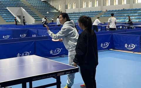 李晓霞退役6年成大学教授！（身份转换不离乒乓球，为学生示范动作）
