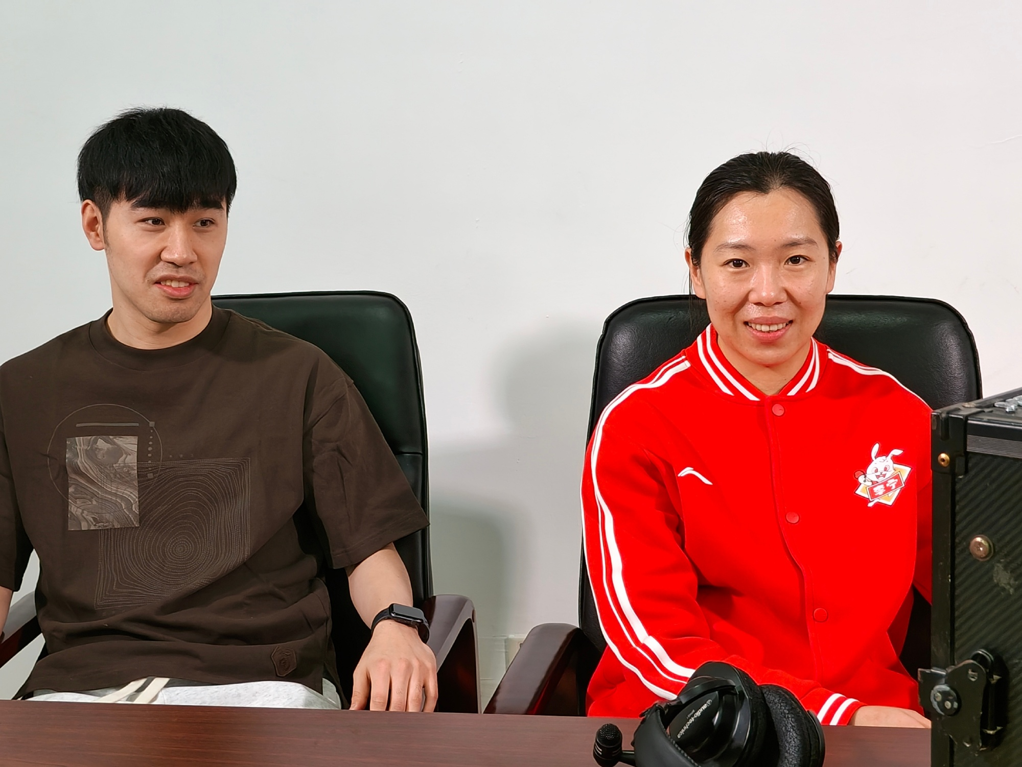 李晓霞退役6年成大学教授！（身份转换不离乒乓球，为学生示范动作）