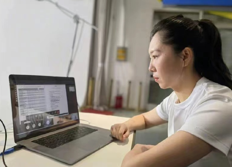 李晓霞退役6年成大学教授！（身份转换不离乒乓球，为学生示范动作）