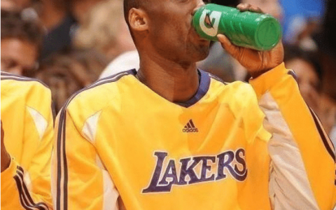 NBA球员比赛时都喝哪一种饮料？（为什么瓶子标签也要都撕掉？）