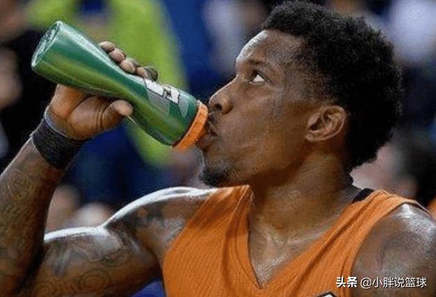 NBA球员比赛时都喝哪一种饮料？（为什么瓶子标签也要都撕掉？）