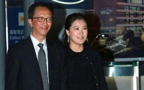 曝45岁跳水女王伏明霞净身出户！（71岁身价百亿老公回应：不要相信）