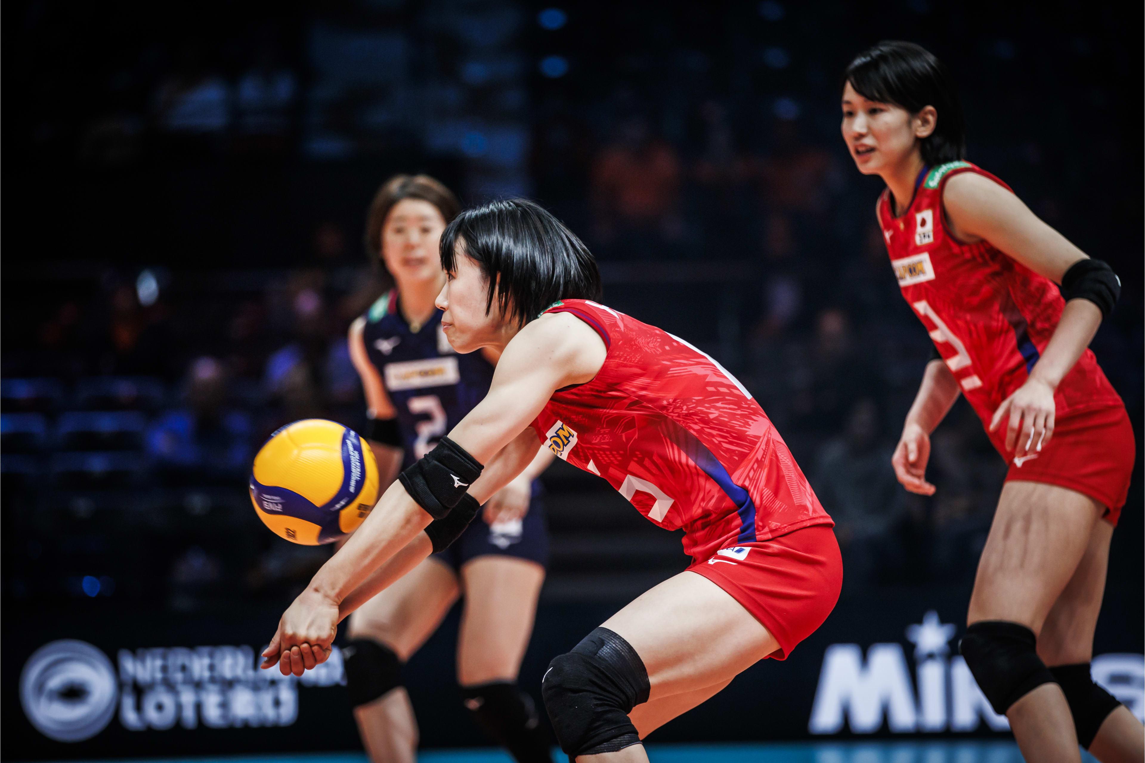 女排世锦赛名场面！（日本女排低级失误逗乐自己，这一幕实在不多见）