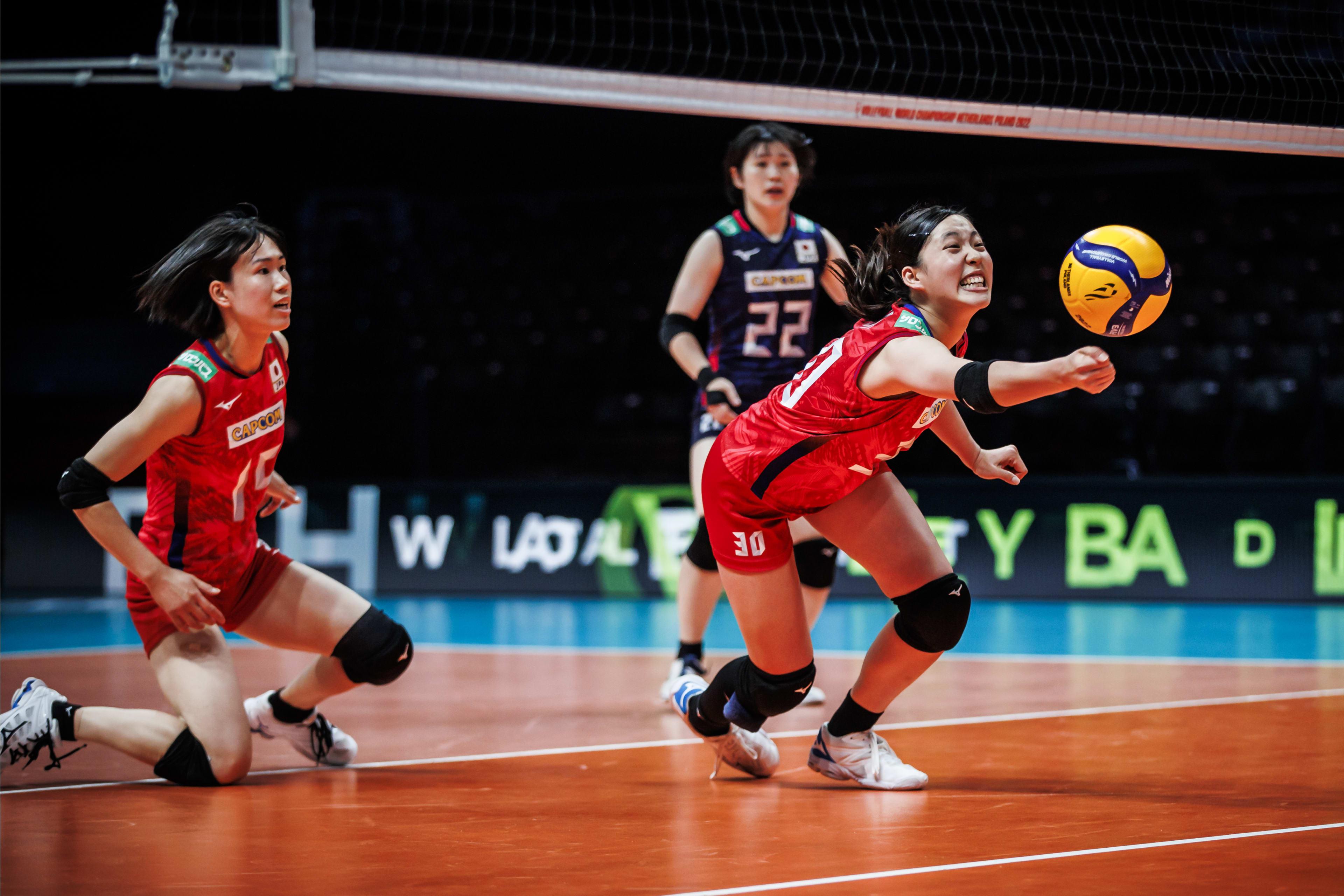 女排世锦赛名场面！（日本女排低级失误逗乐自己，这一幕实在不多见）
