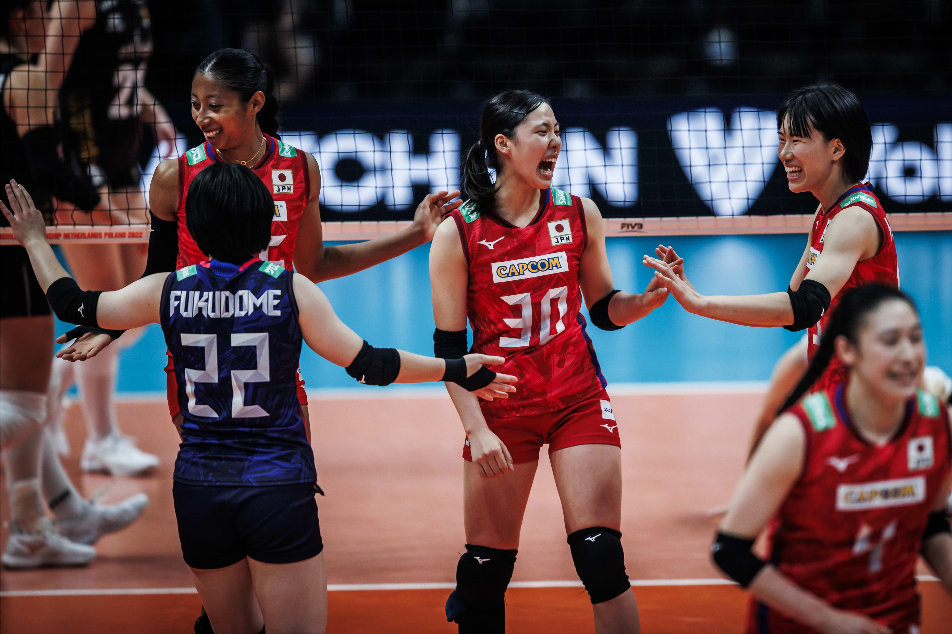 女排世锦赛名场面！（日本女排低级失误逗乐自己，这一幕实在不多见）