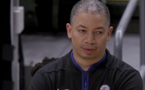 NBA裁判已经丧心病狂了（1秒3个技犯，5秒4犯！小卡急眼曼恩驱逐）