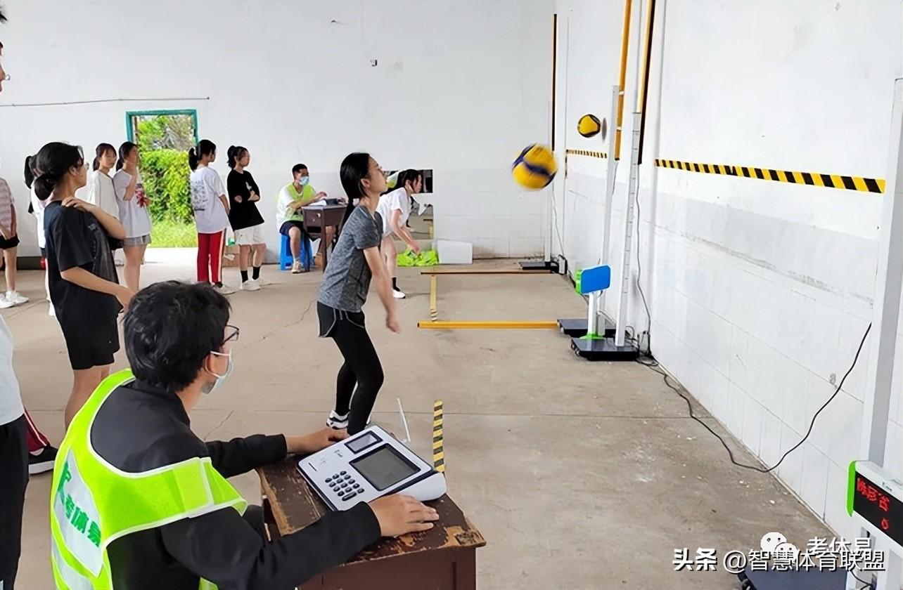 排球怎样垫球才不疼？（掌握好技巧排球垫球才不疼）
