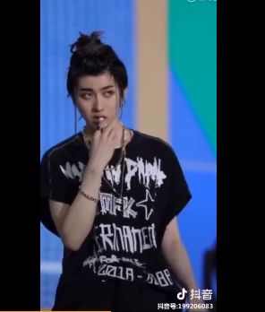 再现吴亦凡之战？蔡徐坤成NBA形象大使，遭虎扑数万直男狂diss-图36