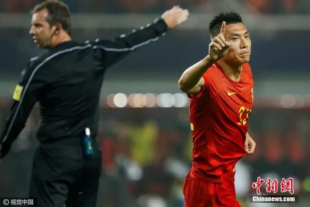 硬汉赢韩！昨晚中国男足1:0拿下韩国队，十四亿中国人为你们点赞！-图4
