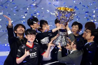 世界聚焦于你们————中国战队“EDG”夺冠英雄联盟S11总决赛冠军-图5