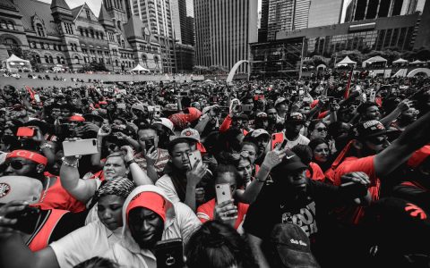 猛龙夺冠游行200万人同欢，铁林爆炸头抢眼，小卡抽雪茄霸气十足