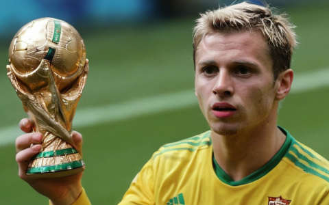 性别薪酬差异：为何男足薪资高昂却成绩平平，女足薪酬微薄却战绩显赫？