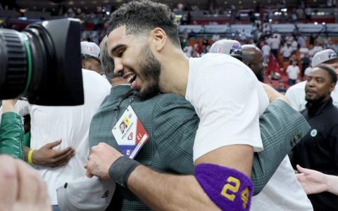 凯尔特人队的杰森·塔特姆（JaysonTatum）在第7场战胜热火的比赛中佩戴了科比·布莱恩特的袖标