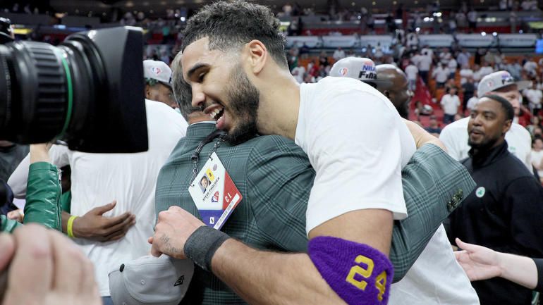 凯尔特人队的杰森·塔特姆（JaysonTatum）在第7场战胜热火的比赛中佩戴了科比·布莱恩特的袖标